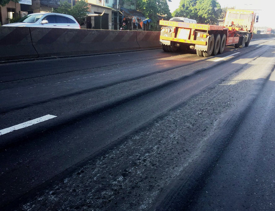 Vừa được “vá”, 500m Quốc lộ 1 lại như “ruộng bậc thang” - 3