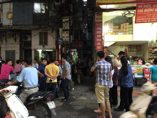 Sau khi đâm người nhiều nhát, cầm dao về nhà cố thủ - 1