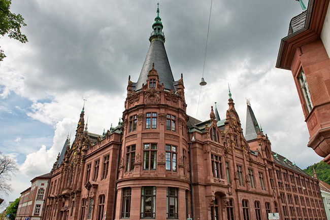 1. Đại học Heidelberg, Đức được thành lập năm 1386 được ốp hoàn toàn bằng gạch đỏ. Trường có nhiều thành tựu nghiên cứu, chủ yếu về các lĩnh vực vật lý học, thiên văn học, dược lý học, y học, luật học và xã hội học, 55 trong số đó đã được trao tặng giải Nobel. 