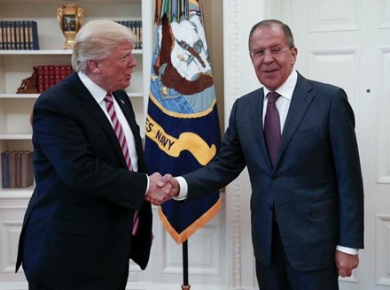 Nhà Trắng tức giận vì Nga đăng ảnh Ngoại trưởng bắt tay Trump - 1