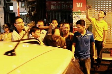 6 tiếng bao vây kẻ đâm người rồi cố thủ trong nhà ở HN - 1