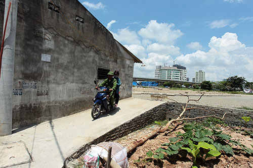 Nhà dân giữa Thủ đô thành “hầm” vì dự án đường sắt trên cao - 8