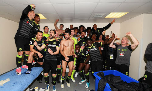 Chelsea vô địch: Costa khoe thân 6 múi, Conte bị học trò &#34;tấn công&#34; - 1