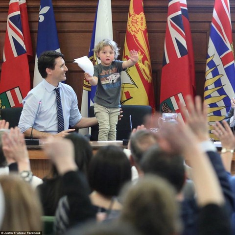 Thủ tướng điển trai Canada “gây bão” vì chơi với con trai - 1
