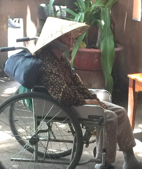 Bà cụ ngồi xe lăn, 8 đứa con ruột và 1 người con nuôi - 2