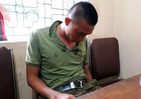 Chán vì vợ bỏ đi, mang nỏ ra đường bắn 3 người trọng thương - 1