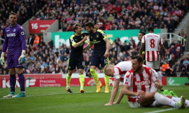 Stoke City - Arsenal: Ghi bàn &#34;bẩn&#34; kiểu Maradona vẫn thua - 1