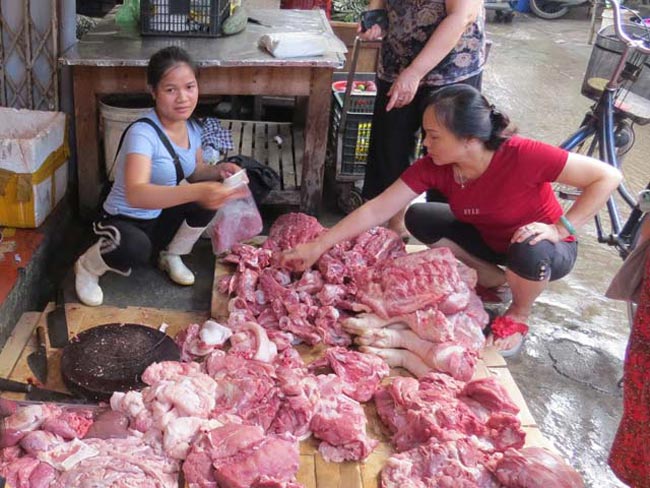 Chủ sạp thịt lợn xin giảm tội cho 2 phụ nữ hắt dầu luyn - 1