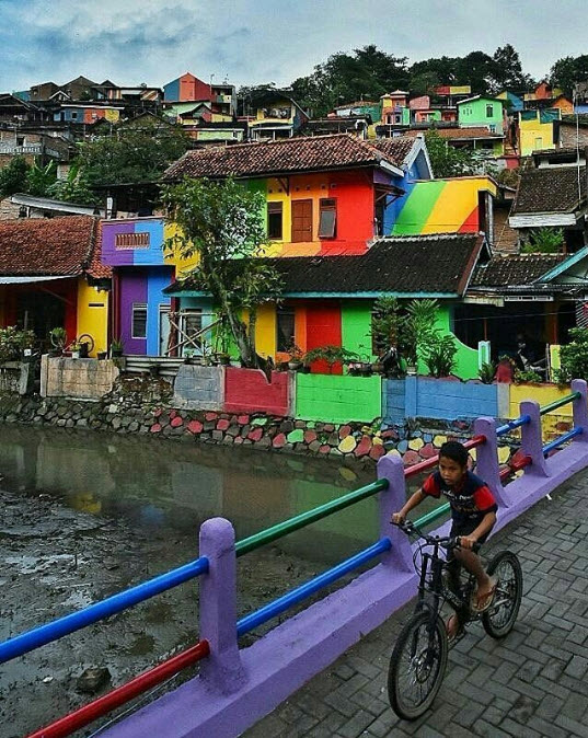 Ngôi làng 7 màu đang khiến dân &#34;sống ảo&#34; chao đảo ở Indonesia - 12