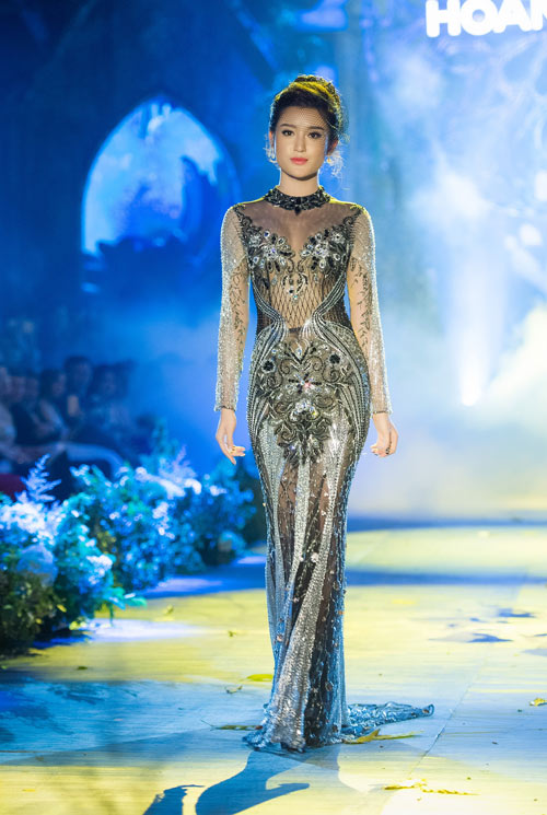 Huyền My "đốt mắt" fan với váy xuyên thấu tứ bề, hở lưng - 2
