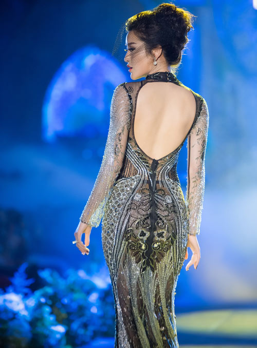 Huyền My "đốt mắt" fan với váy xuyên thấu tứ bề, hở lưng - 4