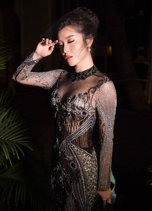 Huyền My "đốt mắt" fan với váy xuyên thấu tứ bề, hở lưng - 6