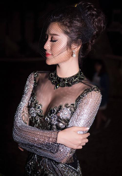 Huyền My "đốt mắt" fan với váy xuyên thấu tứ bề, hở lưng - 7