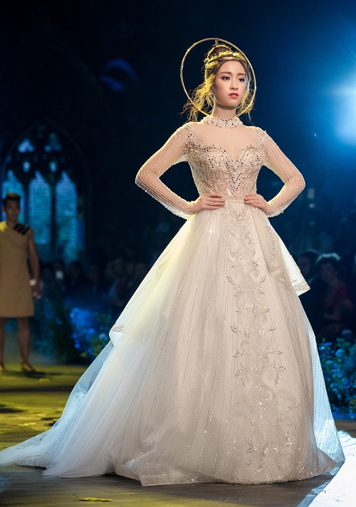 Huyền My "đốt mắt" fan với váy xuyên thấu tứ bề, hở lưng - 3