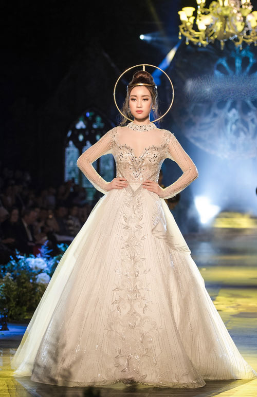 Huyền My "đốt mắt" fan với váy xuyên thấu tứ bề, hở lưng - 4