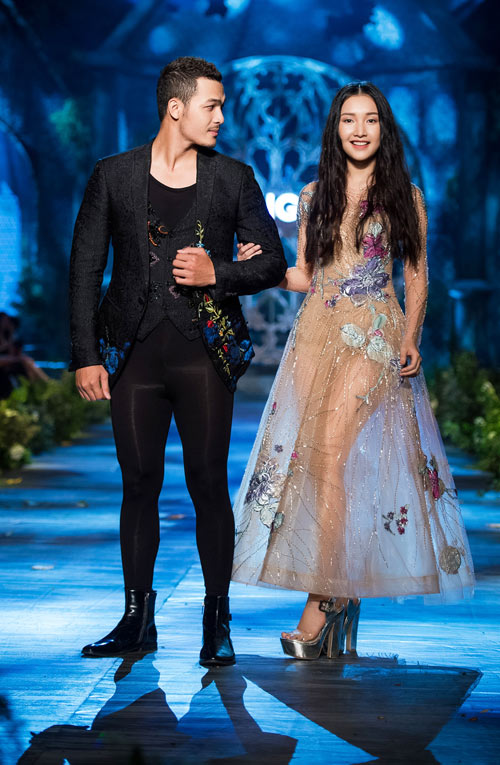 Huyền My "đốt mắt" fan với váy xuyên thấu tứ bề, hở lưng - 7