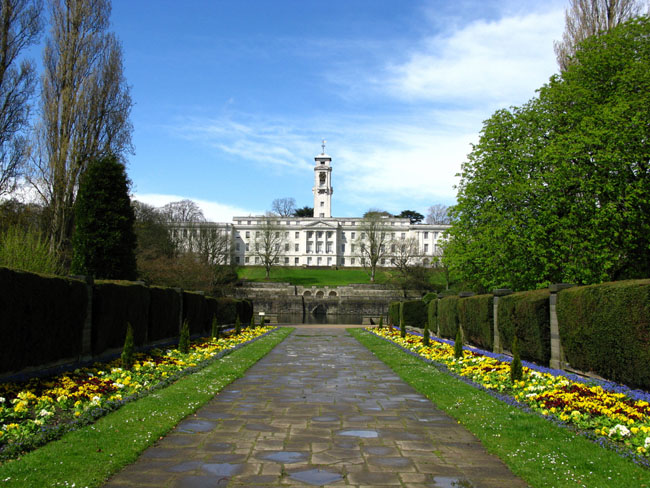 1. Đại học Nottingham là 1 trong những trường đại học rộng và “xanh” nhất nước Anh. Với diện tích rộng hơn 120ha, có thiết kế cảnh quan bao gồm các khu vườn hiện đại, cây cối và bụi rậm, nhiều loài thực vật độc đáo trên khắp thế giới, tạo thành 1 điểm nhấn tuyệt đẹp trong khuôn viên trường.