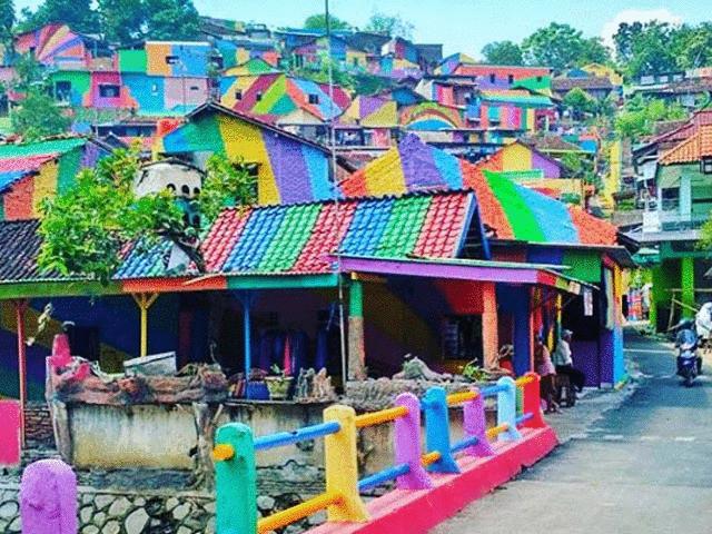 Ngôi làng 7 màu đang khiến dân "sống ảo" chao đảo ở Indonesia