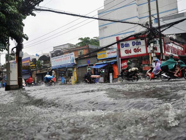 Mưa 20 phút, đường phố Sài Gòn nước chảy như thác đổ