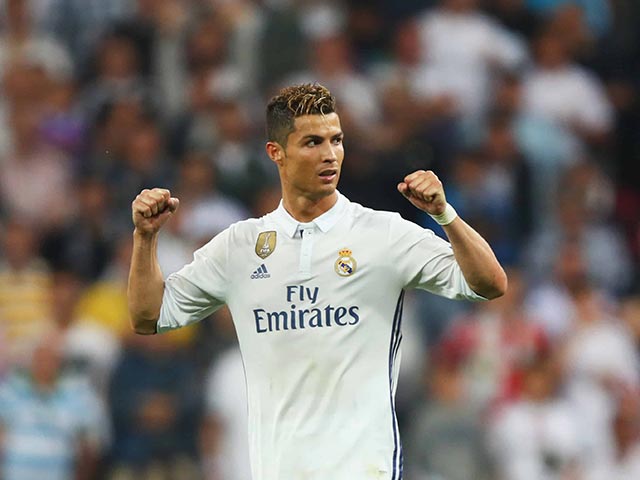Báo chí bái phục Ronaldo: Vừa ghi 