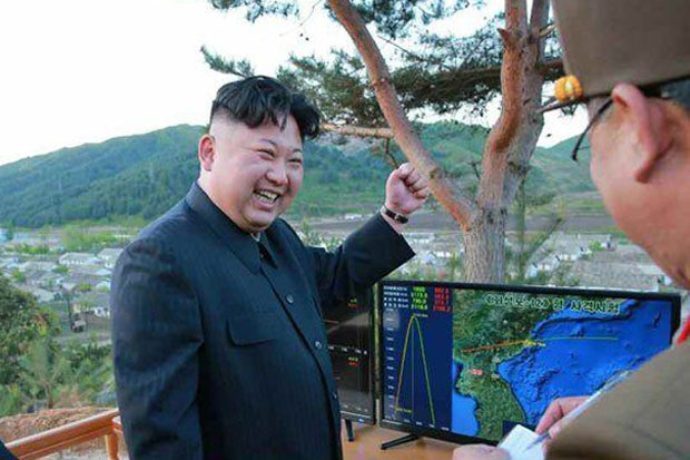 Kim Jong-un tươi cười ăn mừng phóng tên lửa &#34;hạt nhân&#34; - 1