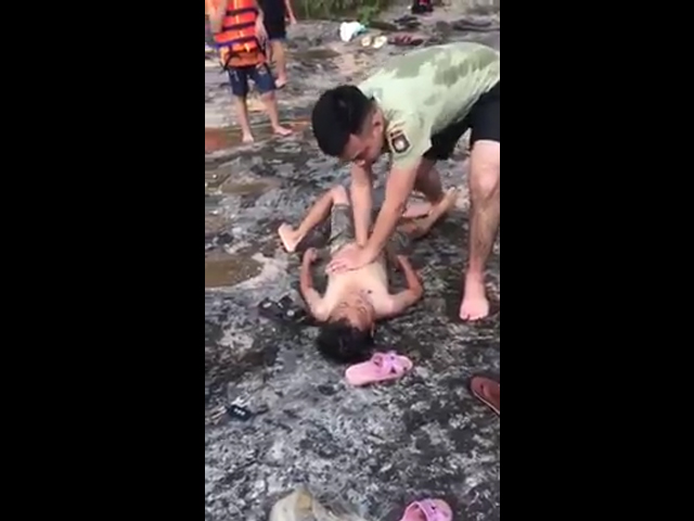 Chiến sĩ công an cứu sống bé trai đuối nước khi nhảy thác - 1