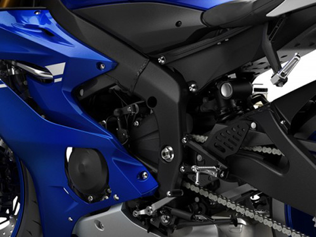 Yamaha R6 2017 có sẵn với ba lựa chọn màu sắc: màu trắng/bạc, màu đen, màu xanh da trời.
