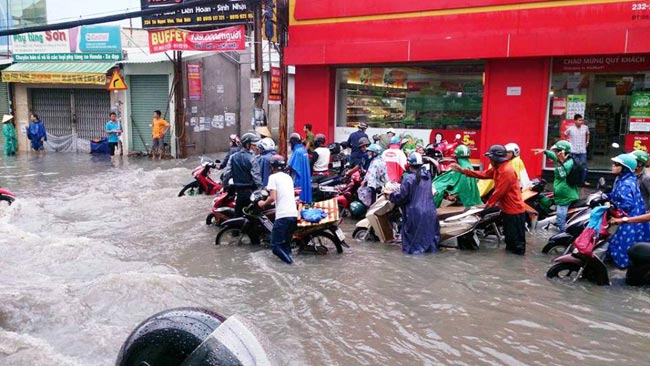 Mưa 20 phút, đường phố Sài Gòn nước chảy như thác đổ - 1