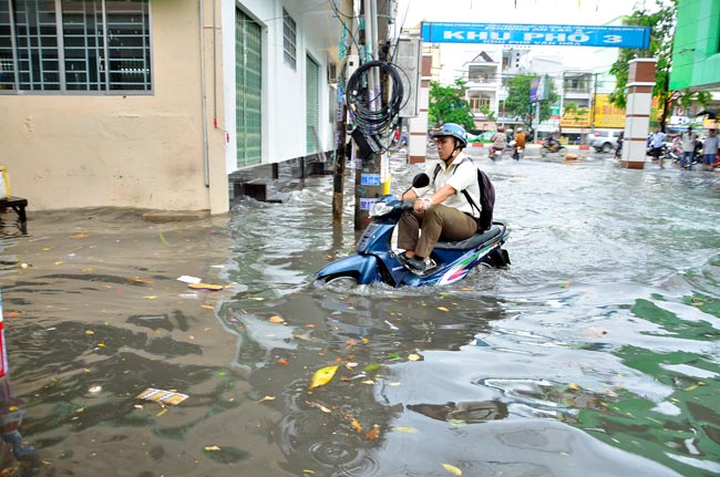 Mưa 20 phút, đường phố Sài Gòn nước chảy như thác đổ - 9