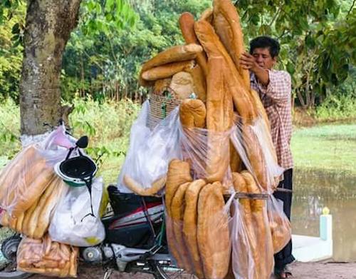 Dân mạng “phát sốt” với bánh mì “khổng lồ” ở An Giang - 1