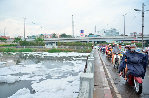 &#34;Tuyết&#34; phủ trắng kênh đen khiến người SG ngỡ ngàng - 3