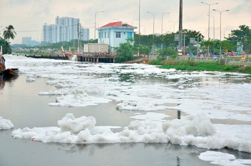 &#34;Tuyết&#34; phủ trắng kênh đen khiến người SG ngỡ ngàng - 9