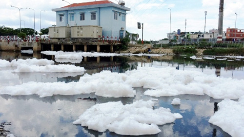 &#34;Tuyết&#34; phủ trắng kênh đen khiến người SG ngỡ ngàng - 12