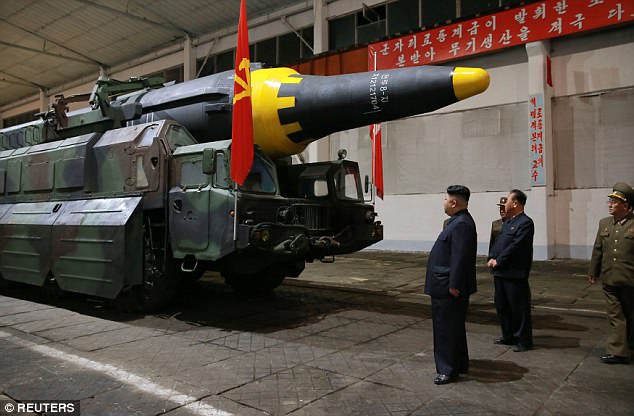 Ảnh hiếm Kim Jong-un thị sát tên lửa tầm xa đời mới - 1