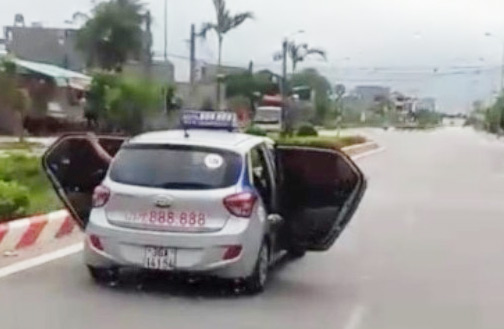 CSGT thông tin về clip xe taxi mở bung cửa chạy trên đường ở Thanh Hóa - 1