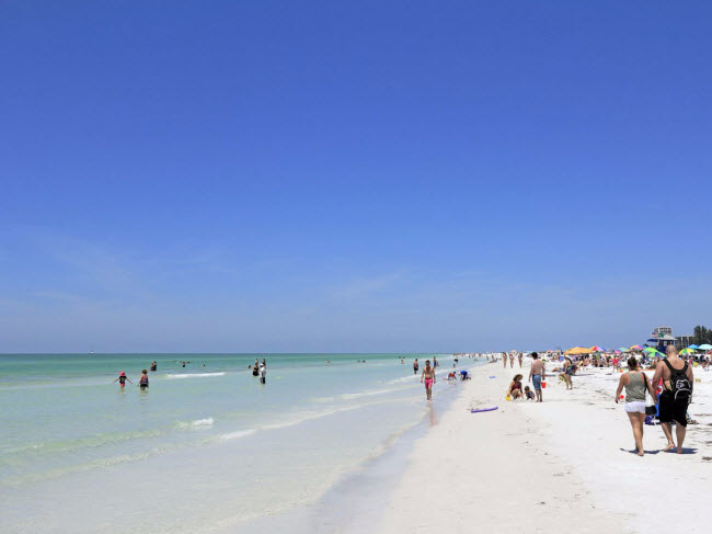 Siesta Beach, bang Florida: Đây là một trong những bãi biển có cát trắng và mịn nhất thế giới. Siesta Beach có nước gần bờ rất nông và nhân viên cứu hộ trực quanh năm, phù hợp cho các kỷ nghỉ gia đình.