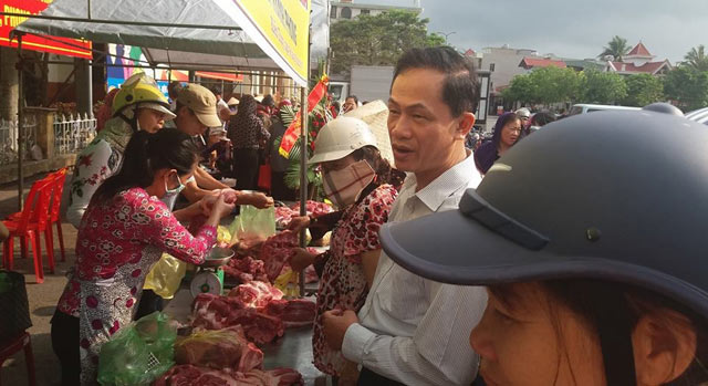 Hội ND Hải Phòng giúp nông dân bán hàng trăm con lợn - 1