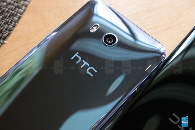 Đây là mẫu smartphone kế nhiệm HTC 10 ra mắt năm 2016, với nhiều tính năng nổi bật như dùng Snapdragon 835, 6 GB RAM và tính năng cảm ứng viền cạnh độc đáo.