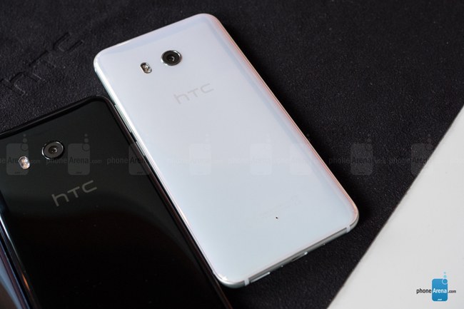 HTC U 11 được trang bị chip xử lý Snapdragon 835 mới nhất của Qualcomm; RAM 4GB; bộ nhớ trong 64GB (có hỗ trợ mở rộng qua thẻ nhớ micro SD). Tại một số thị trường nhất định, sản phẩm này còn có thêm tùy chọn RAM 6GB; bộ nhớ trong 128GB.