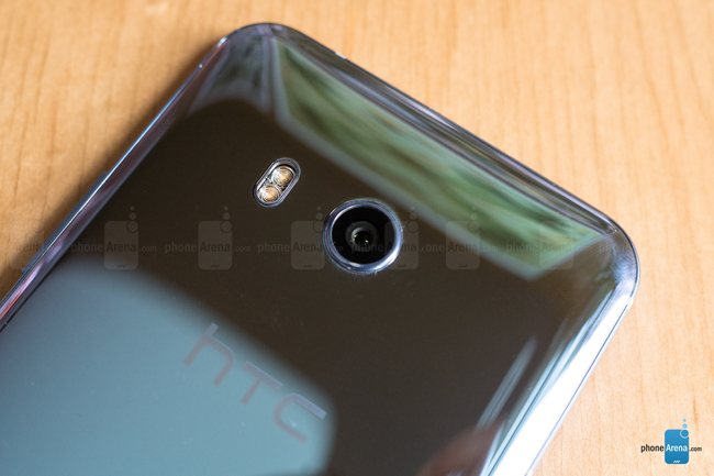 Camera chính của máy sử dụng cảm biến 12MP, trên công nghệ Ultra Pixel, kích thước 1,4 micron, khẩu độ f/1.7, có chức năng ổn định hình ảnh quang học, hỗ trợ đèn flash LED kép&nbsp; và quay phim 4K, quay video tốc độ chậm 120fps ở độ phân giải 1080p.