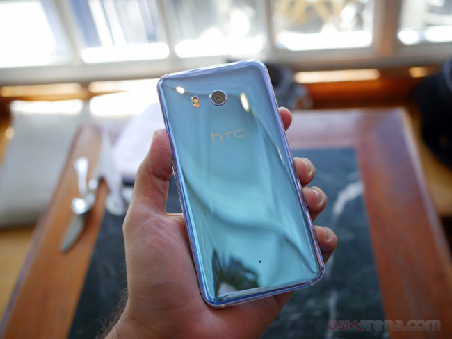 HTC U 11 có kích thước lần lượt là 153,9 x 75,9 x 7,9mm và nặng 169g.