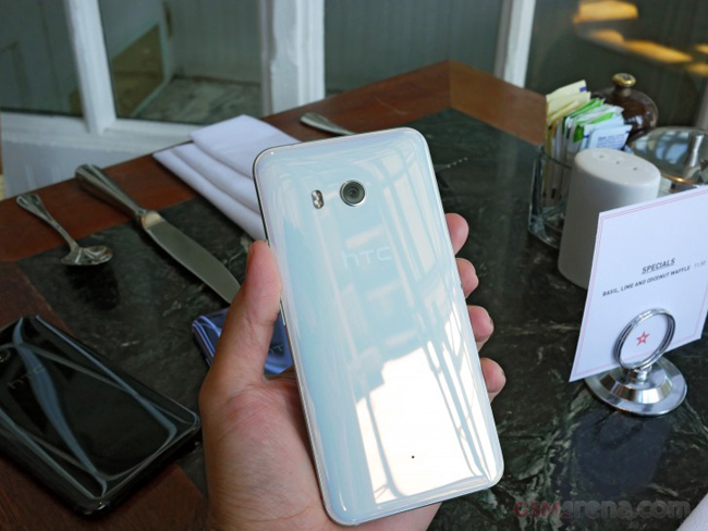 HTC U 11 sẽ có mặt tại các thị trường ngay trong tháng 5 này và được bán với giá bán khá cao - 749 Euro (tương đương 18,7 triệu đồng).