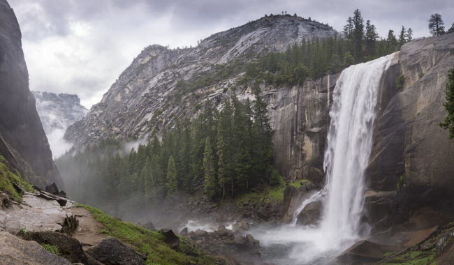Hơi nước bốc lên từ thác Vernal trong vườn quốc gia Yosemite, bang California.