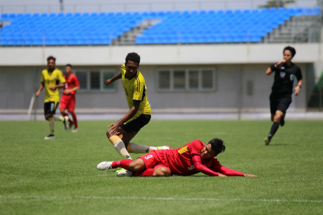 U20 Việt Nam: Thầy Tuấn khiến các thủ môn “bay như chim” - 1