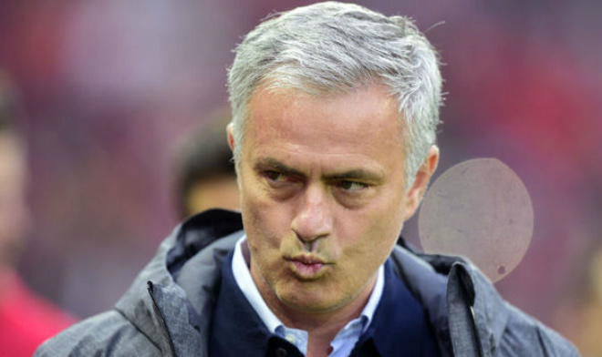 MU “bấu víu” Europa League: Mourinho bị chê hết thời - 1