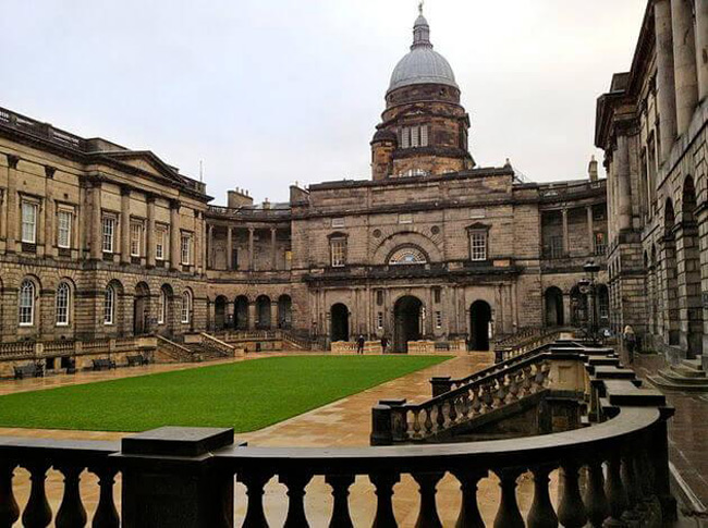 1. Đại học Edinburgh được thành lập năm 1582, là một trong những trường đại học lâu đời nhất ở Scotland.