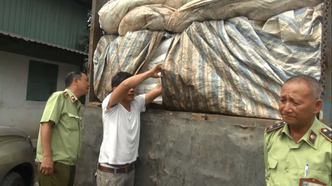 Phát hiện 50 tấn đường lậu ngụy trang phế liệu - 1