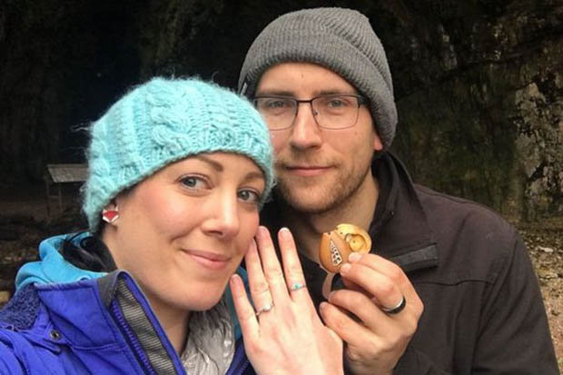 Chiếc vòng gỗ đơn sơ giúp chàng trai cầu hôn bạn gái thành công - 3