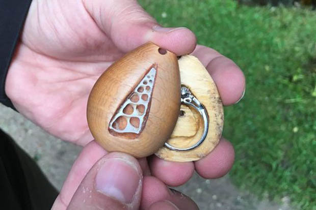 Chiếc vòng gỗ đơn sơ giúp chàng trai cầu hôn bạn gái thành công - 4