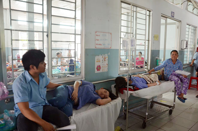 Hàng chục công nhân bất ngờ ngất xỉu trong giờ làm việc - 1